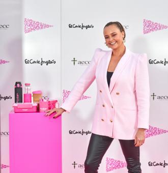 El Corte Inglés ilumina sus fachadas de rosa para apoyar la investigación contra el cáncer de mama 