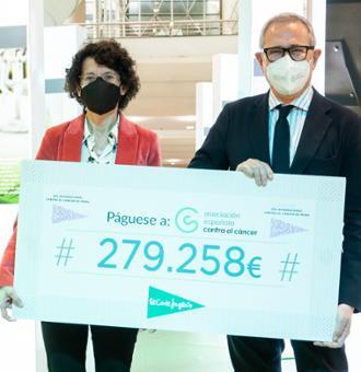 El Corte Inglés apoya la investigación contra el cáncer con 279.258 euros y una exposición conmemorativa