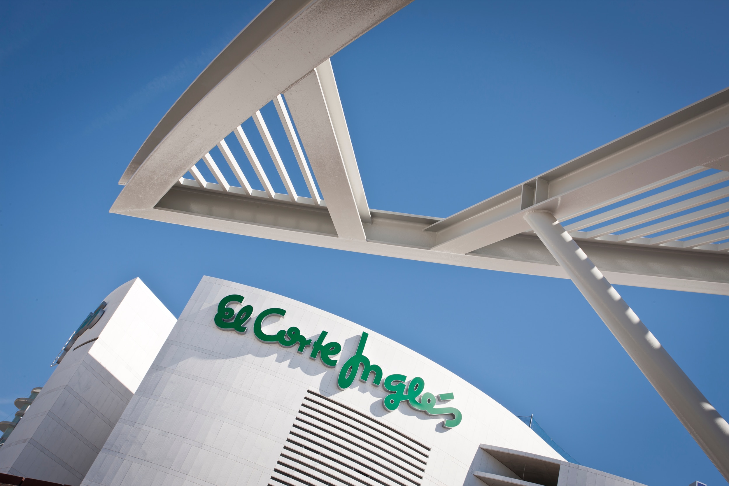 El Corte Inglés cierra sus centros de Madrid y País Vasco, salvo el área de supermercado