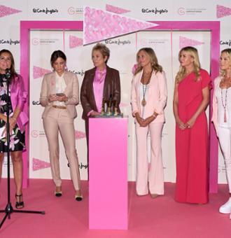 El Corte Inglés ilumina sus centros de rosa en apoyo a la investigación contra el cáncer de mama