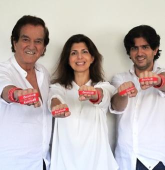 El Corte Inglés venderá la pulsera solidaria Resistiré, autografiada por De la Calva, del Dúo Dinámico