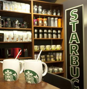 El Corte Inglés y Grupo Vips firman un acuerdo de colaboración para Starbucks