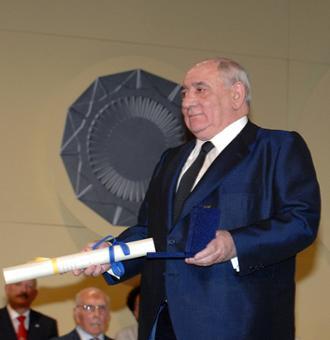 El presidente de El Corte Inglés, Isidoro Álvarez, recibe la medalla de Oro del Principado de Asturias