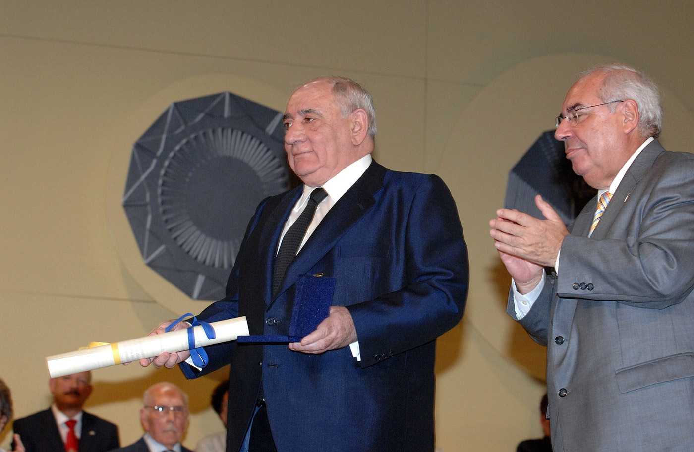 El presidente de El Corte Inglés, Isidoro Álvarez, recibe la medalla de Oro del Principado de Asturias