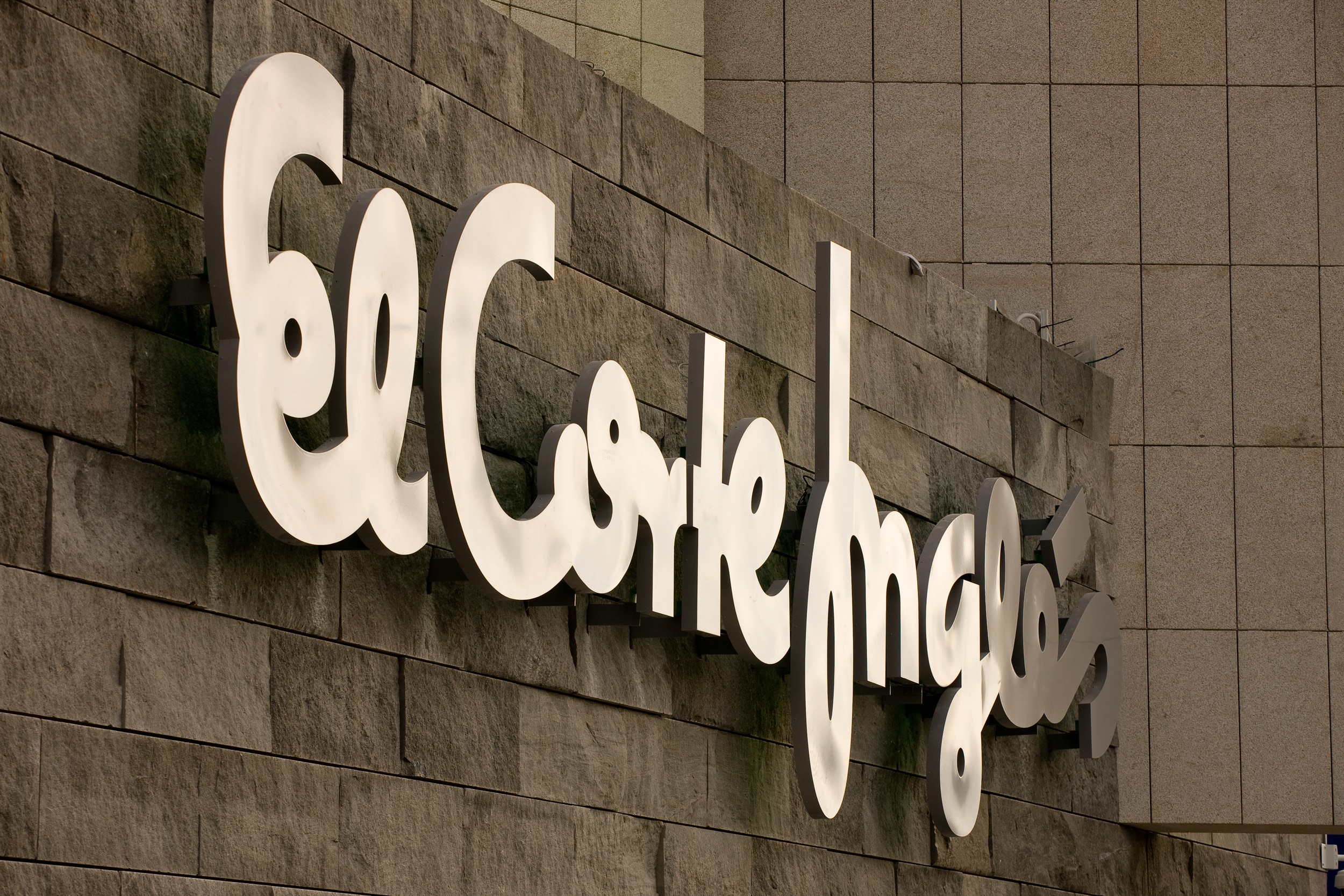 El Corte Inglés cierra su refinanciación de deuda con el respaldo de 24 entidades bancarias