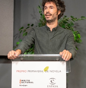 Luis García Rey, ganador del Premio Primavera de Novela 2024 con su obra Loor