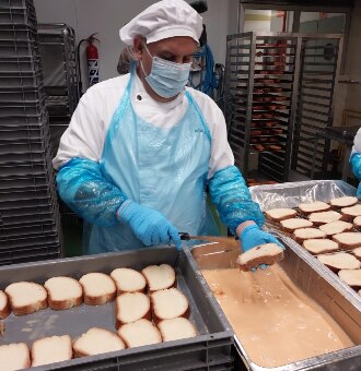 El Corte Inglés elabora más de 400.000 torrijas de forma artesanal desde su obrador central