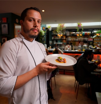 El Corte Inglés lleva a sus cafeterías el imaginario gastronómico del chef colombiano Cristian Ramírez