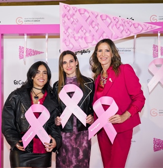 El Corte Inglés ilumina sus centros de rosa en apoyo a la investigación contra el cáncer de mama