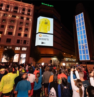 El Corte Inglés presenta en su pantalla de Callao la camiseta de “La Vallecana”, la mítica carrera popular