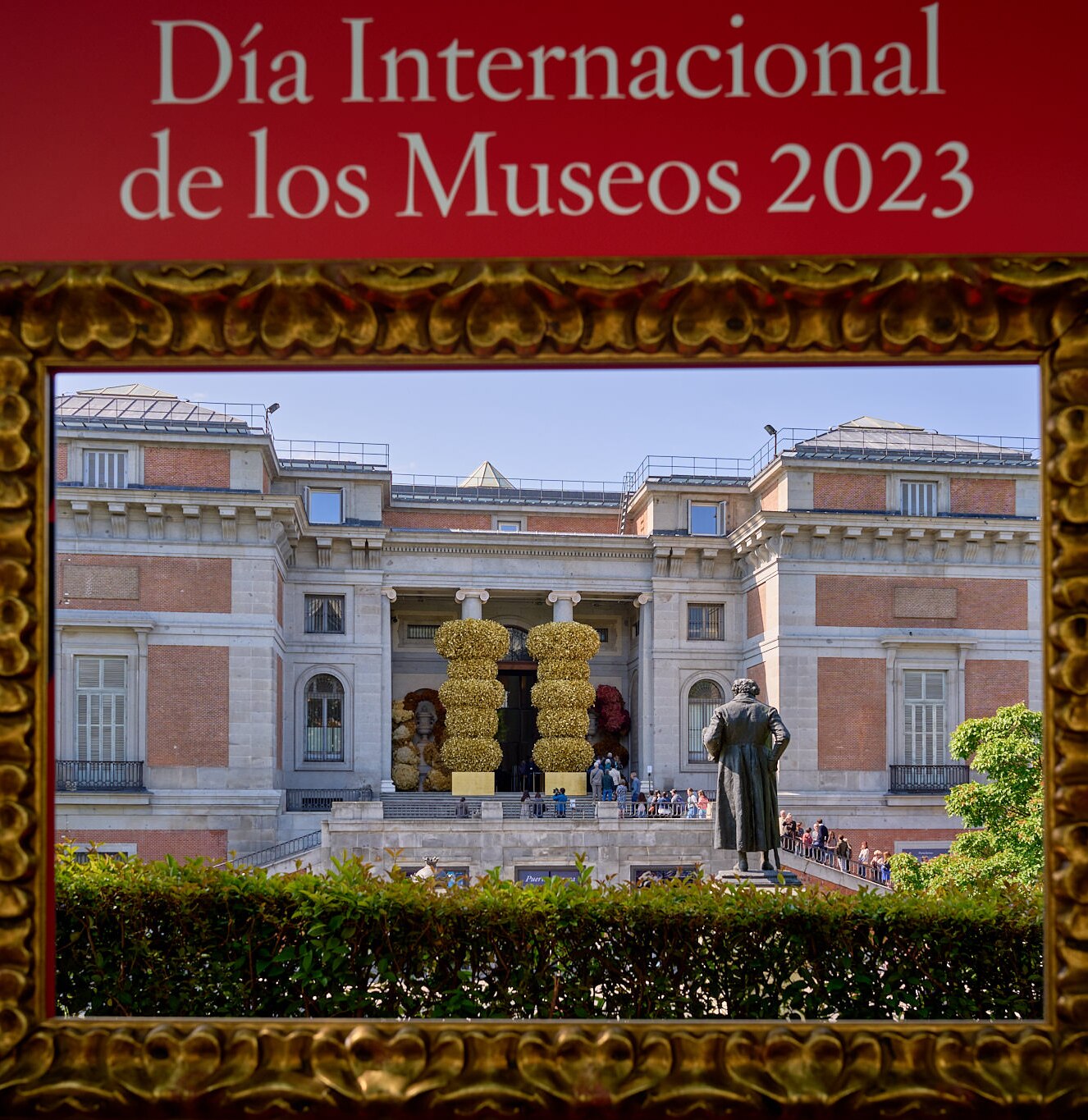 El Museo del Prado transforma su fachada clásica en una monumental portada barroca en colaboración de El Corte Inglés