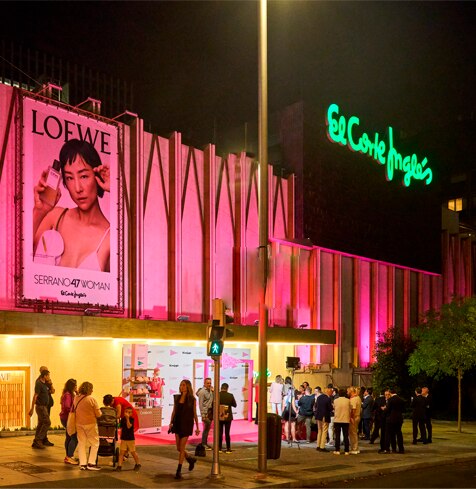 El Corte Inglés ilumina de rosa las fachadas de sus centros para apoyar la investigación contra el cáncer de mama