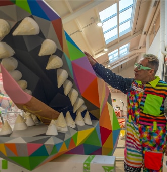 Okuda San Miguel crea un dragón en El Corte Inglés que “abandera la multiculturalidad y la convivencia”