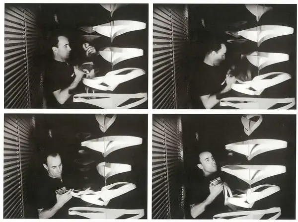 César Manrique prepara su obra El Bosque Encantado para los escaparates de El Corte Inglés de Preciados Madrid, 1963