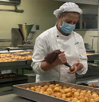 El Corte Inglés elabora más de 25.000 kilos de buñuelos de viento para la festividad de Todos los Santos
