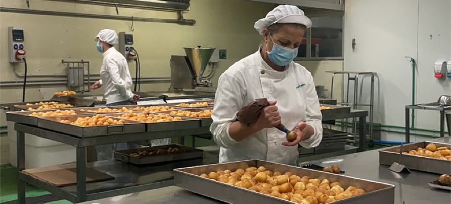 El Corte Inglés elabora más de 25.000 kilos de buñuelos de viento para la festividad de Todos los Santos