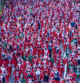 Una marea de 9.000 Papás, Mamás Noeles y Elfos conquista las calles de Madrid