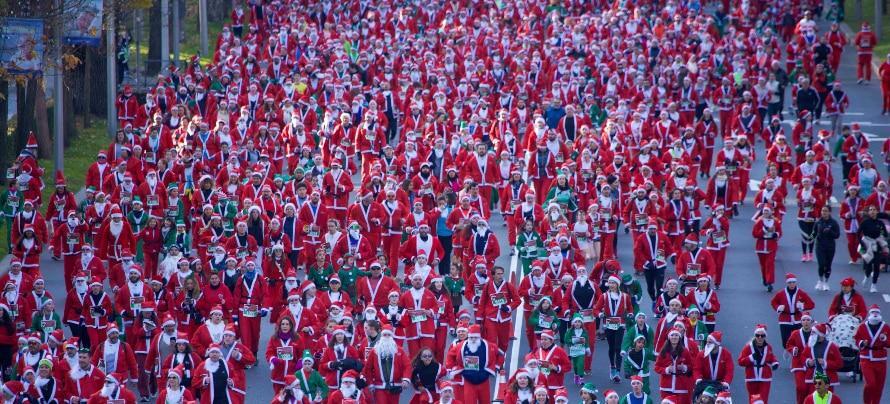Una marea de 9.000 Papás, Mamás Noeles y Elfos conquista las calles de Madrid