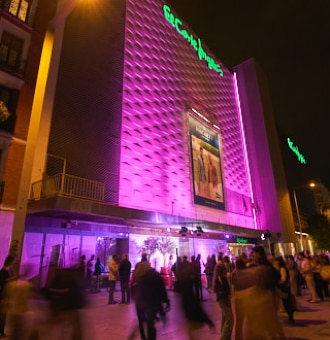 El Corte Inglés ilumina sus fachadas de rosa en apoyo a la lucha contra el cáncer de mama