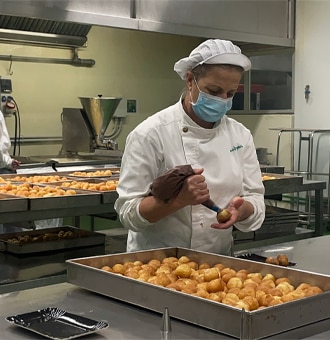 El Corte Inglés emplea más de 32 toneladas de materias primas para elaborar los buñuelos de viento