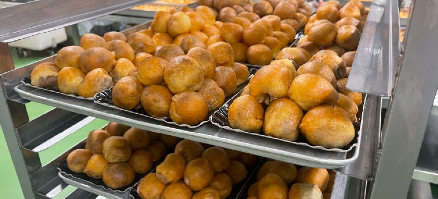 El Corte Inglés emplea más de 32 toneladas de materias primas para elaborar los buñuelos de viento