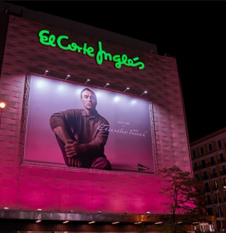 El Corte Inglés ilumina sus fachadas de rosa en apoyo a investigación contra el cáncer de mama