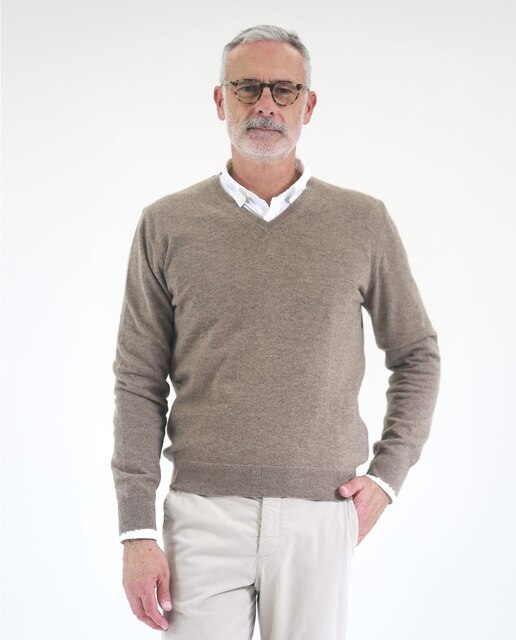 Jersey de hombre 100% cashmere en marrón claro con cuello pico