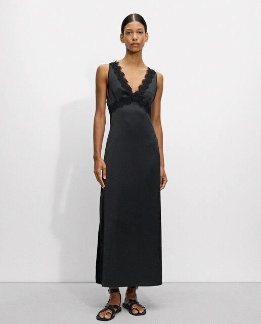 Vestido largo satinado sin mangas con detalle de encaje