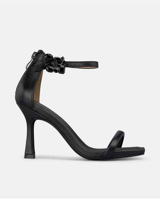 Sandalias tacón de mujer con cierre de hebilla y detalle en joya en la pulsera con puntera cuadrada