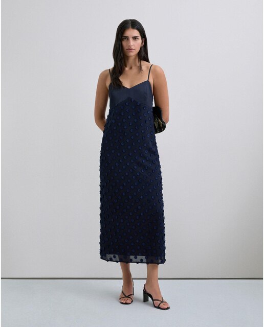 Vestido midi lencero con tirantes finos