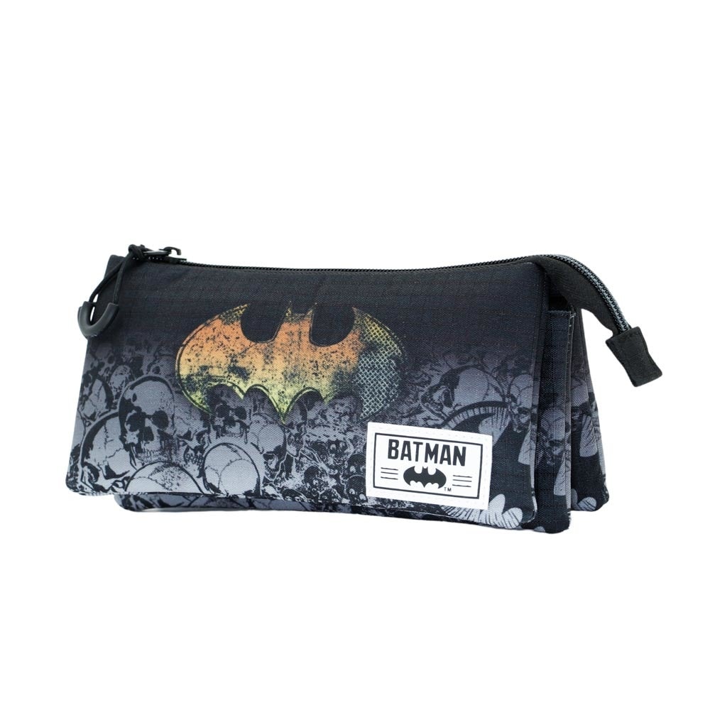 Estuche Portatodo Karactermania Batman Skulls con triple compartimento en color negro.