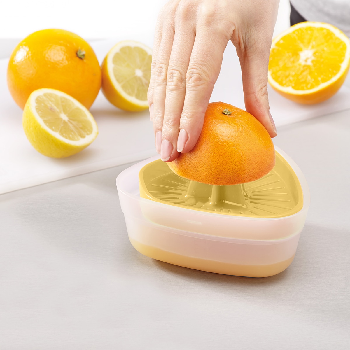 Exprimidor con tapa reversible Duo Joseph Joseph Amarillo-3