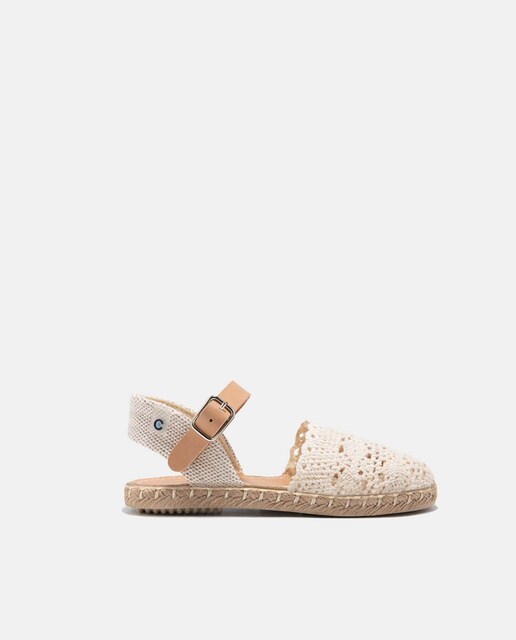 Imagen 0 de Alpargatas de niña en crochet con cierre hebilla