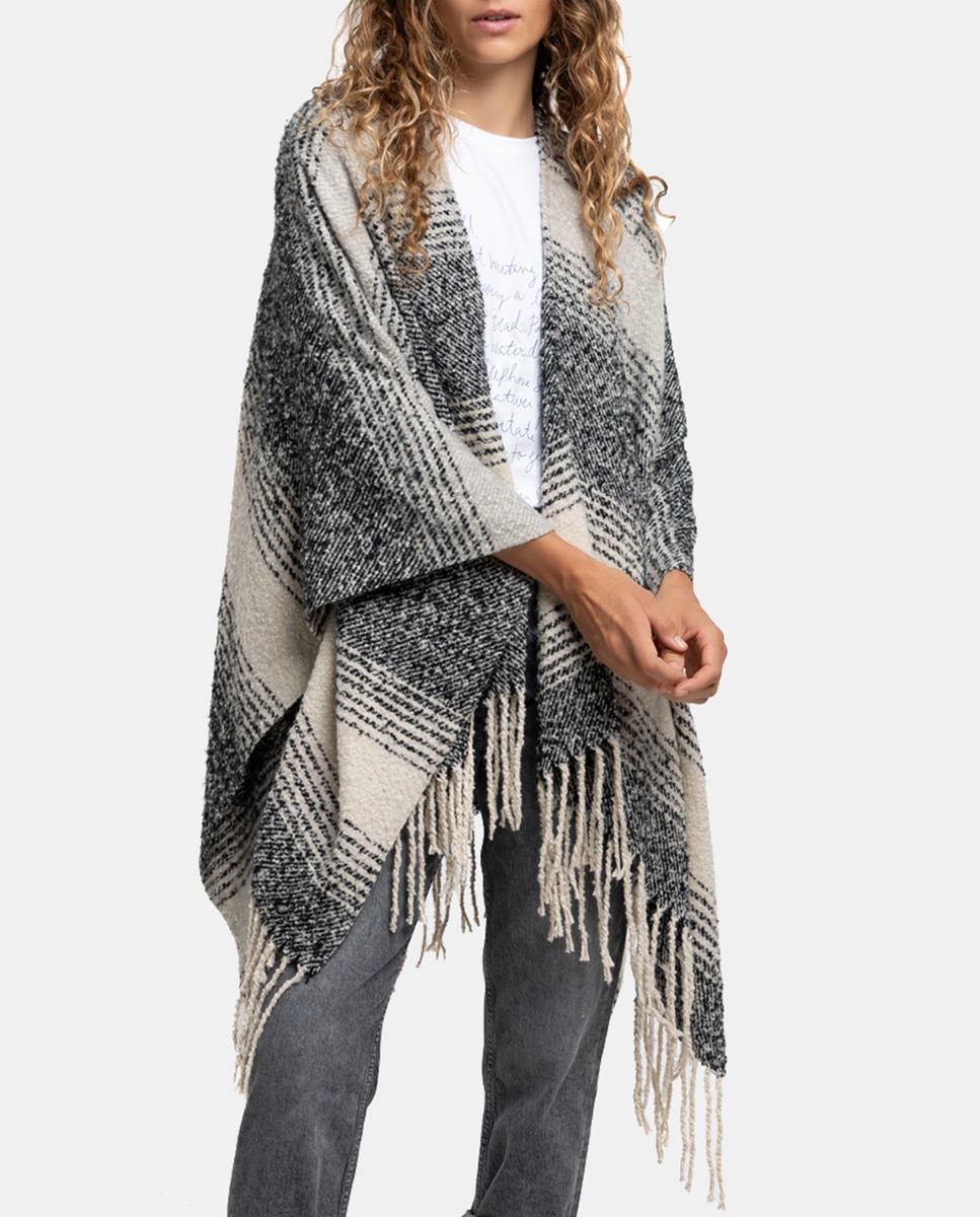 Imagen 0 de Poncho con estampado a rayas y flecos negro
