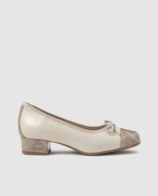 Imagen 0 de Zapatos de salón de mujer D'Chicas de color topo con adorno de lazo