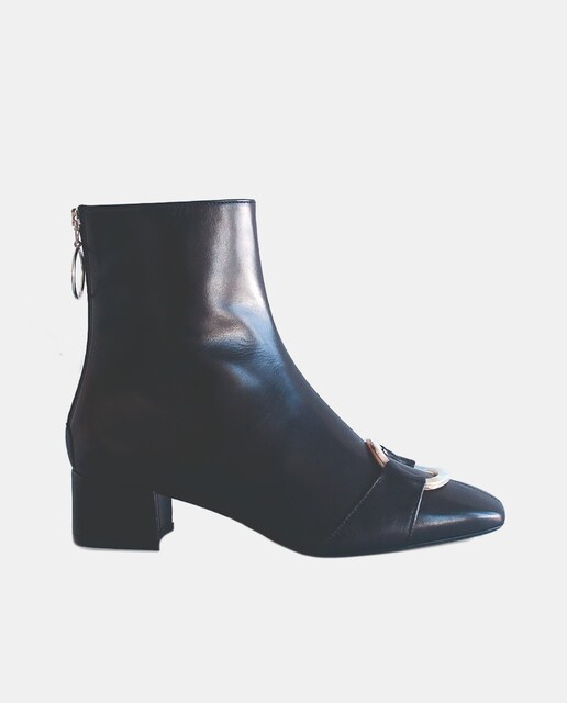 Botines de mujer en negro lisos de piel con adorno de hebilla en punta y tacón bloque