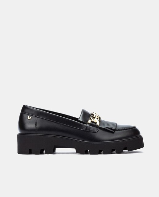 Imagen 0 de Mocasines de mujer en piel con adorno de cadena metálica y print animal