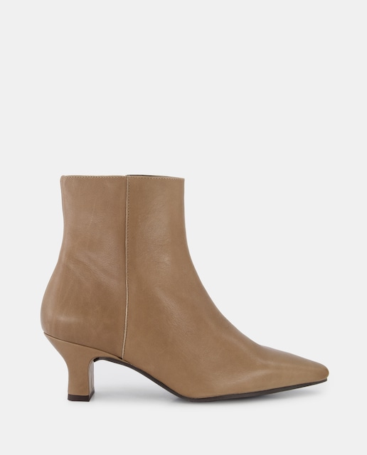 Imagen 0 de Botines de mujer en piel con puntera afilada y tacón bloque