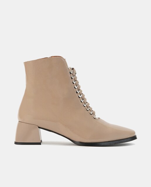 Imagen 0 de Botines de mujer en charol con adorno frontal de cadena