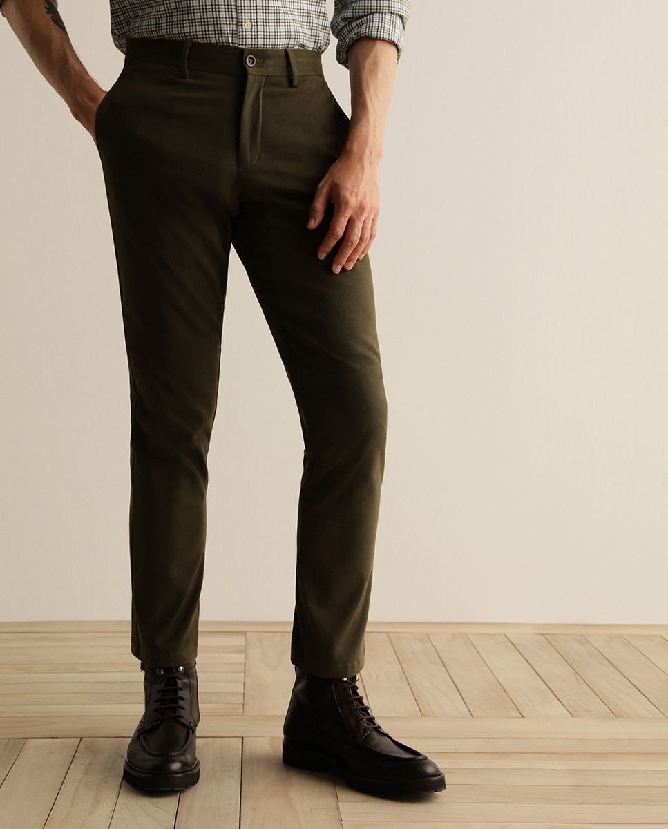 Chino de la colección Black de hombre slim kaki — oferta en Primeriti