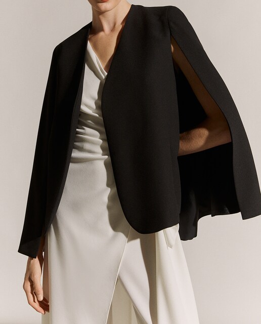 Imagen 0 de Capa de mujer  lisa corta