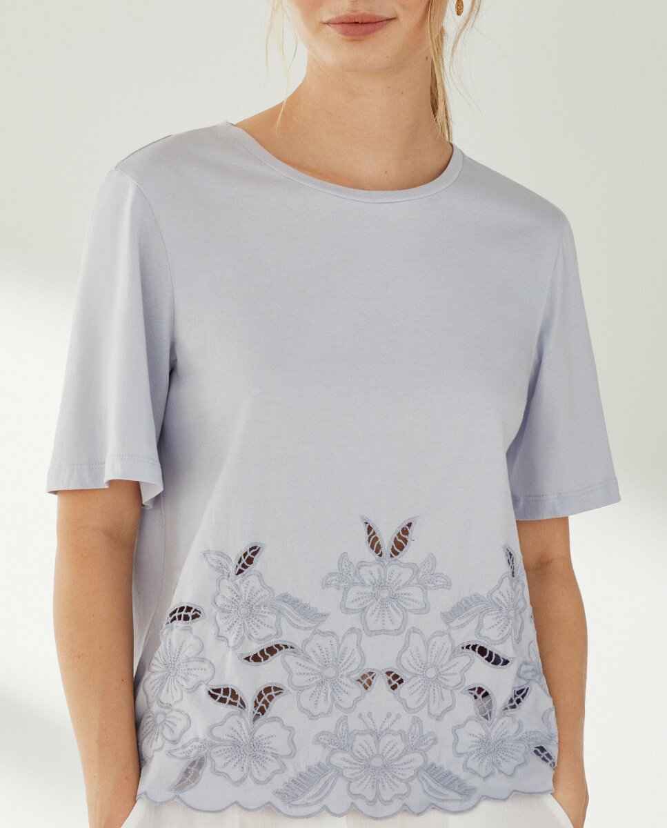 Imagen 0 de Camiseta de mujer con bajo bordado