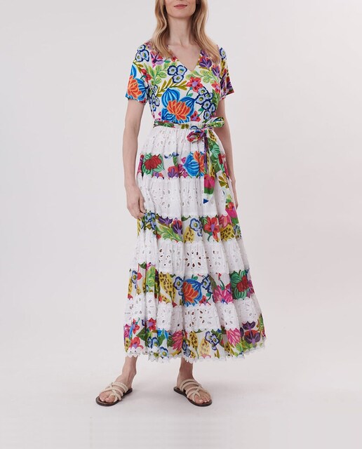 Imagen 0 de Vestido de mujer largo con escote pico y manga corta.