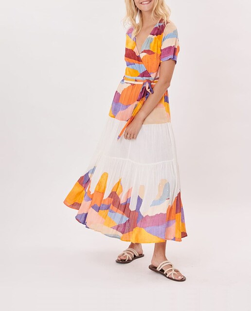 Imagen 0 de Vestido de mujer largo con escote pico y manga corta.