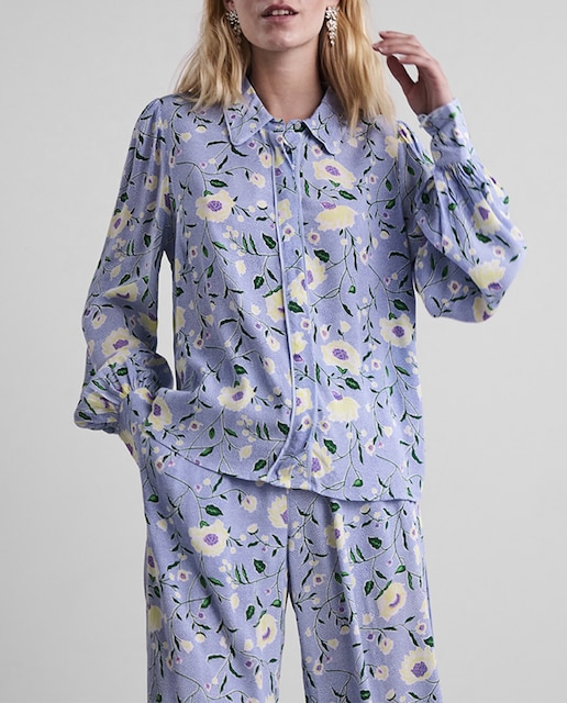 Imagen 0 de Camisa de mujer estampada y mangas con frunces en puño.