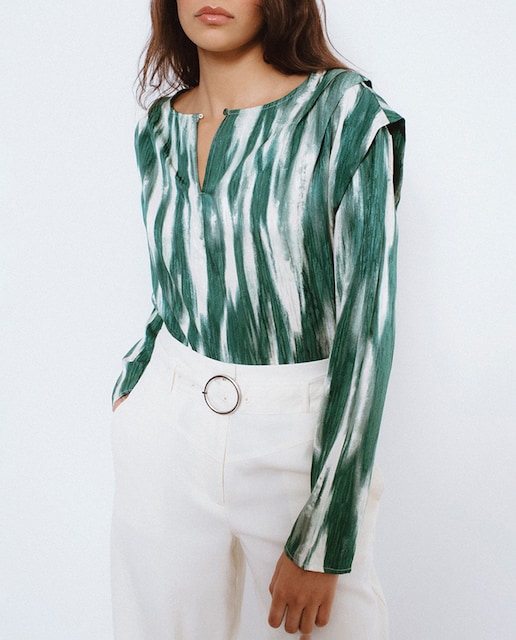 Imagen 0 de Blusa de mujer con fruncidos en hombros