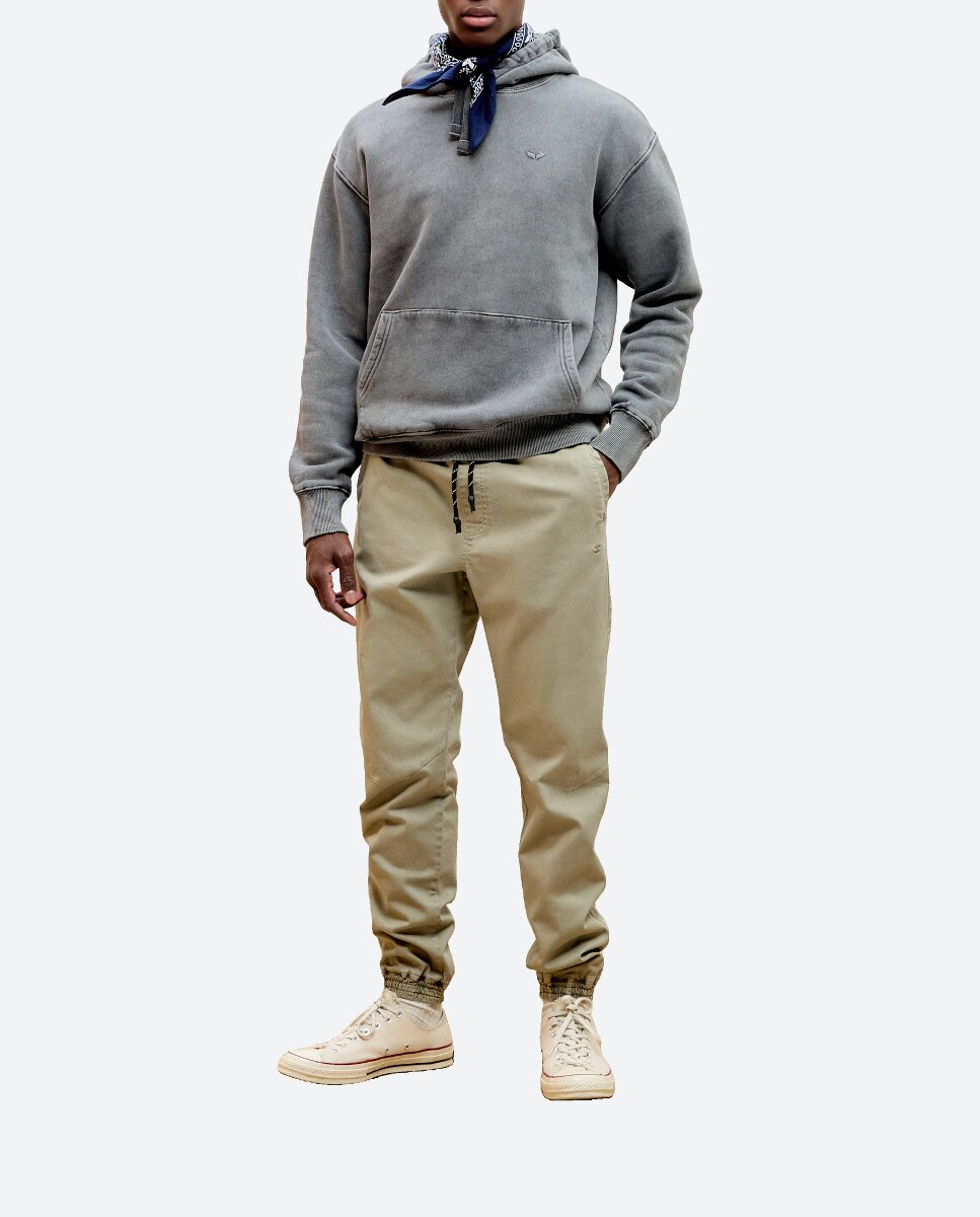 Imagen 0 de Pantalón hombre tipo chino con goma en el bajo