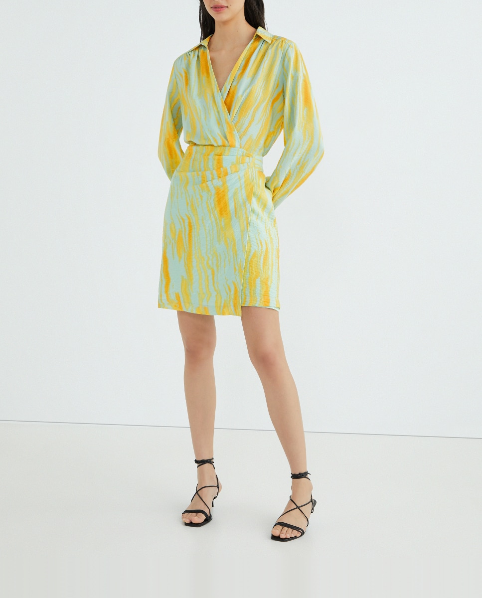 Imagen 0 de Vestido corto estilo wrap estampado