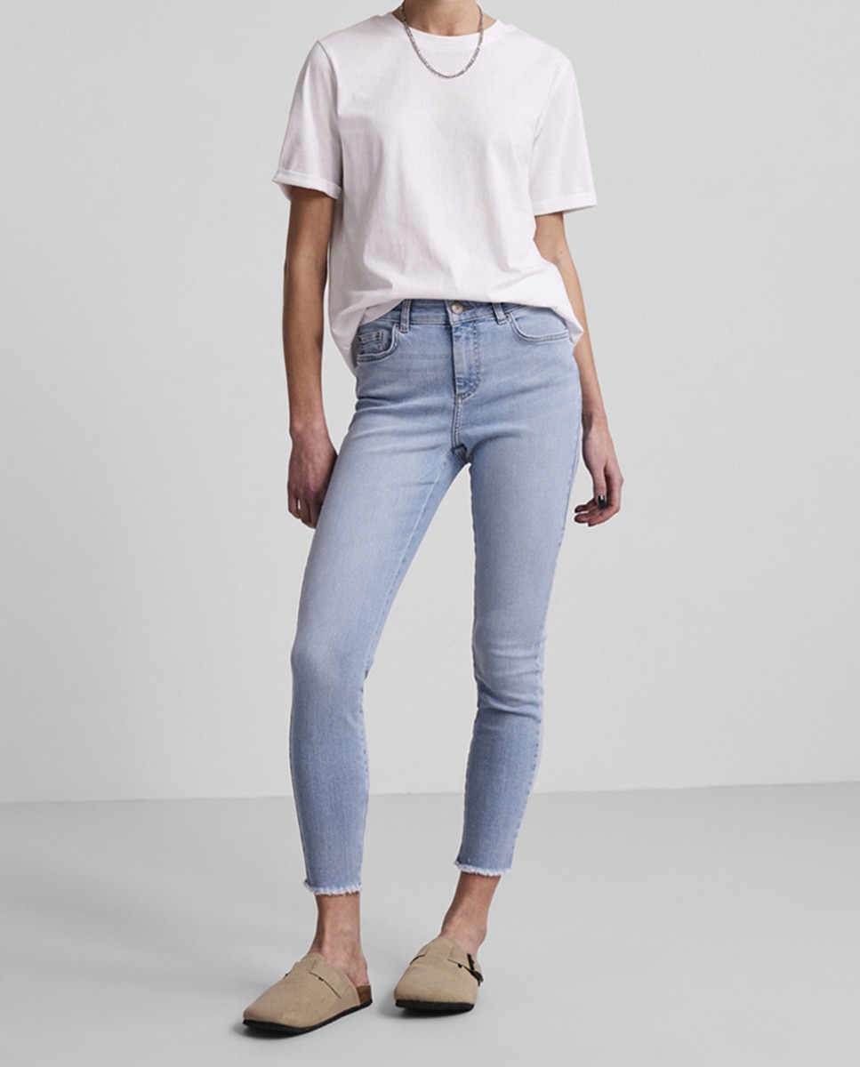 Imagen 0 de Pantalón vaquero de mujer estilo pitillo