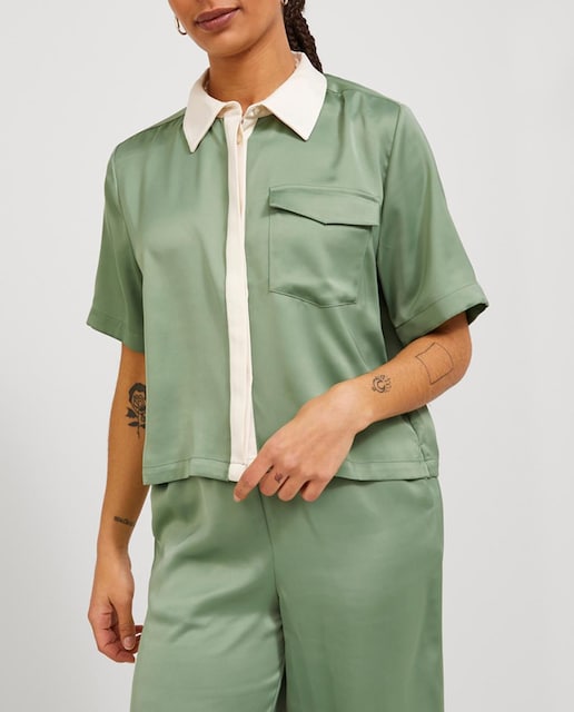 Imagen 0 de Camisa satinada de manga corta de mujer.